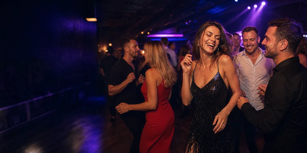 Uczestnicy bawiący się na parkiecie Single Party